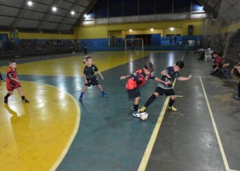 Final do campeonato com alunos da escolinha de futsal de Selvíria será disputada na segunda