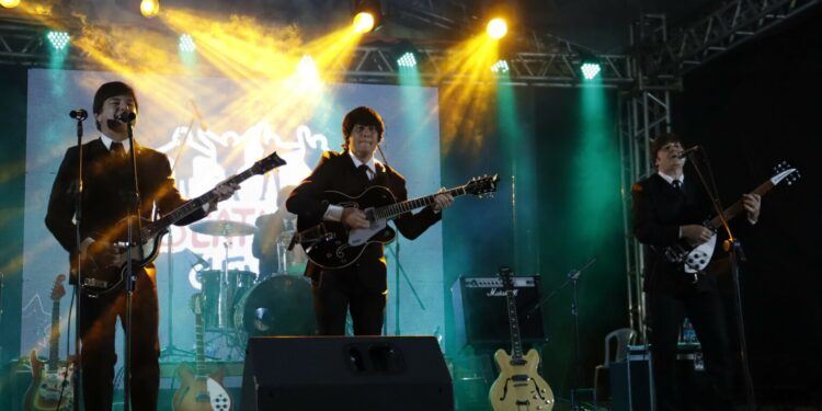 Festival Beatles Weekend e Festa da Mandioca movimentam a Praça da Integração