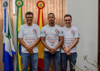Prefeitura entrega uniformes para a escolinha de capoeira de Selvíria