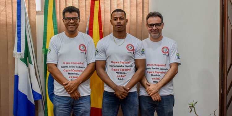 Prefeitura entrega uniformes para a escolinha de capoeira de Selvíria