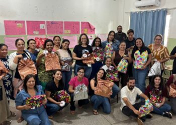 Prefeitura antecipa comemoração do Dia dos Professores com entrega de mimos nas escolas municipais