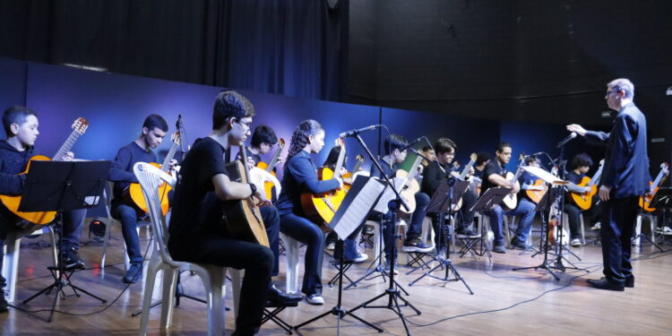 Camerata de Violões do Guri de Araçatuba se apresenta em Ilha Solteira