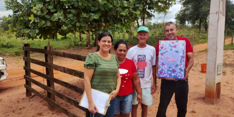 Prefeitura de Selvíria entrega cestas natalinas nos assentamentos