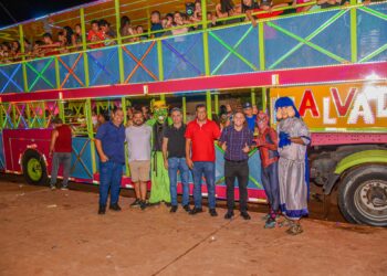 Multidão acompanha inauguração da iluminação natalina de Selvíria