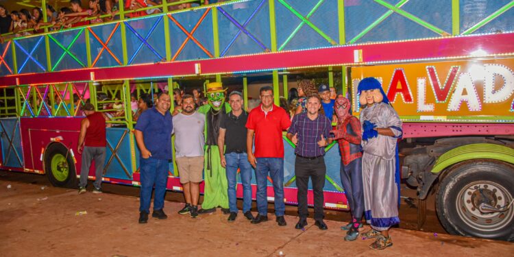 Multidão acompanha inauguração da iluminação natalina de Selvíria