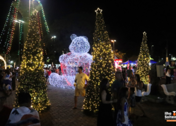Magia do Natal estreia com grande público e reúne famílias na Praça dos Paiaguás