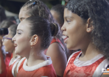 Magia do Natal: alunos da rede municipal de ensino encantam público na Praça dos