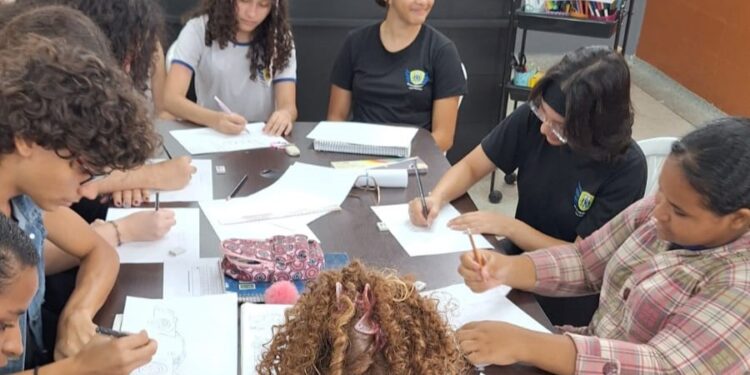 Prefeitura promove oficina de pintura terapêutica para jovens