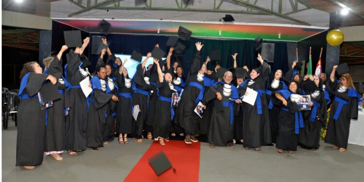 CEEJA celebra formatura e abre inscrições