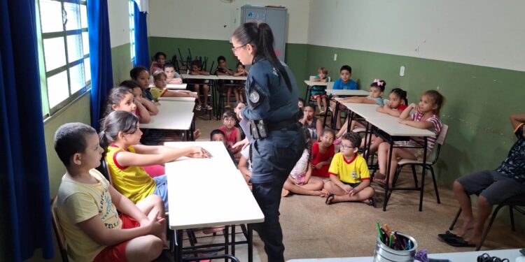 Polícia Militar orienta crianças e adolescentes do SER MAIS sobre segurança