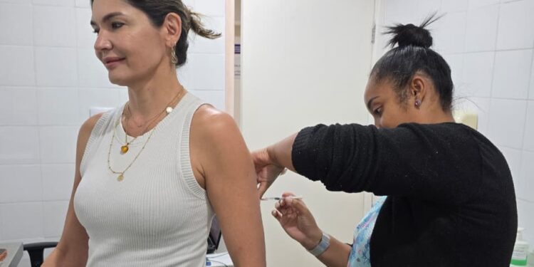 Ilha Solteira inicia vacinação contra a dengue para profissionais da Atenção Primária