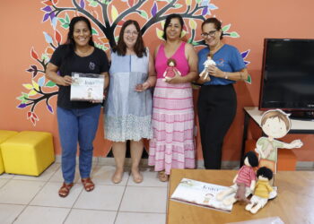 Biblioteca recebe kit literário com bonecos inspirados em personagens infantis