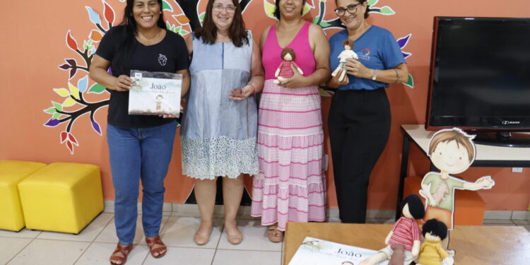 Biblioteca recebe kit literário com bonecos inspirados em personagens infantis