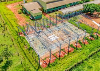 Prefeitura cobre quadra esportiva na escola rural José Dodô