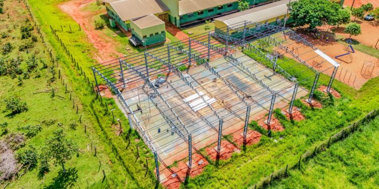 Prefeitura cobre quadra esportiva na escola rural José Dodô