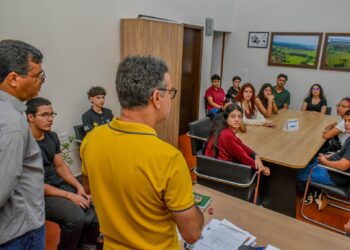 Jovens aprendizes são recebidos pelo prefeito Jaime
