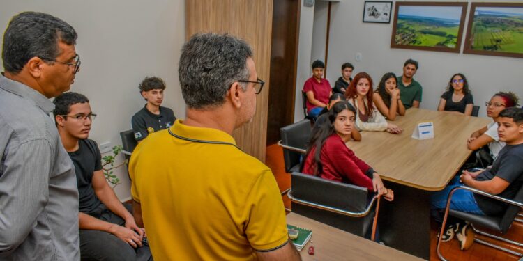 Jovens aprendizes são recebidos pelo prefeito Jaime