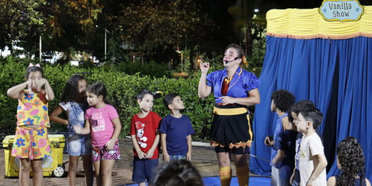 “Vanilla Show” encanta público na Praça dos Paiaguás