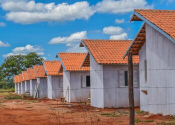 Com implantação de rede elétrica, Prefeitura de Selvíria avança para entregar casas populares