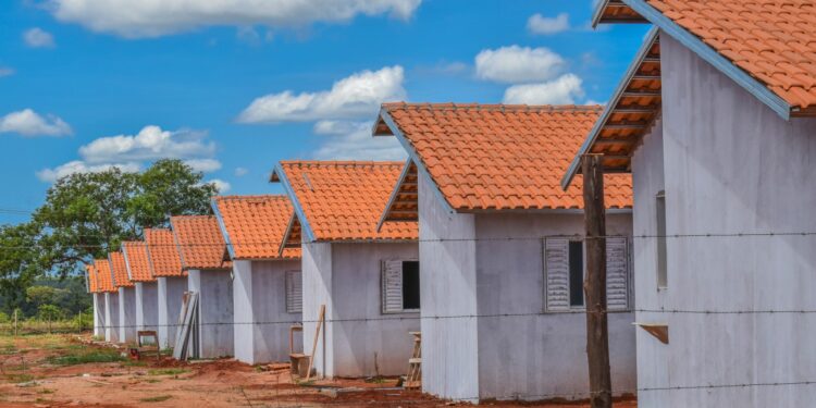 Com implantação de rede elétrica, Prefeitura de Selvíria avança para entregar casas populares