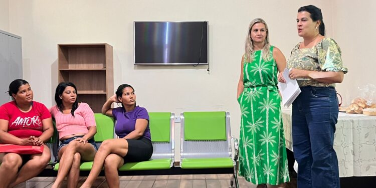 Reunião orienta famílias sobre manutenção de benefícios e acesso a direitos sociais