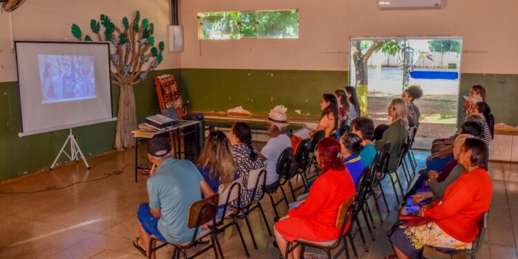 CRAS promove palestra sobre o Junho Violeta para idosos