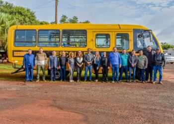 Selvíria recebe novo ônibus escolar 