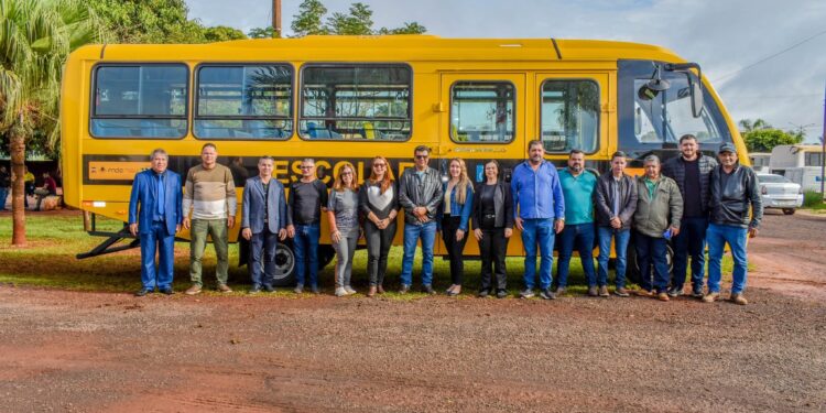 Selvíria recebe novo ônibus escolar 