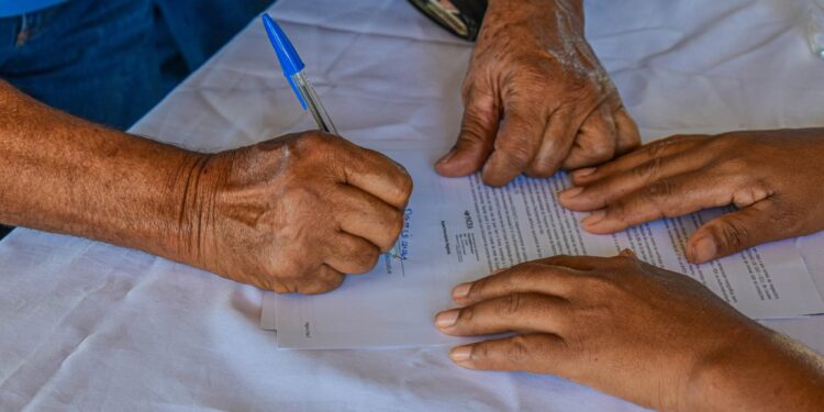 Prefeitura de Selvíria entrega novos contratos