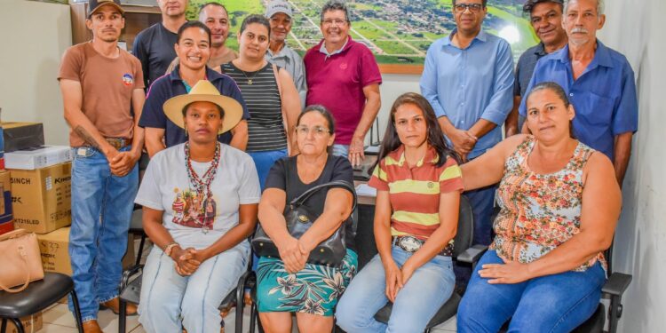 Prefeito se reúne com assentados do Alecrim